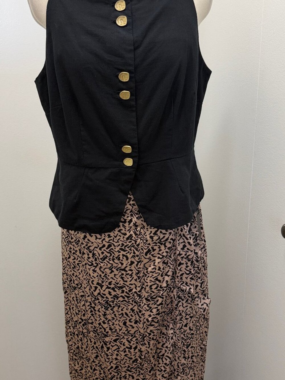 Cotton, top with golden buttons, on straps, black color, square neckline.new
